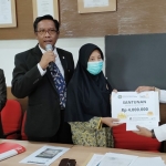 Masbuhin (pegang mik) dan Zainul Arifin, Direktur RS Muhammadiyah Kota Kediri saat menyerahkan bantuan kepada keluarga bayi Rafa. foto: MUJI HARJITA/ BANGSAONLINE