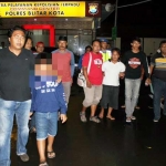 Korban dan pelaku saat tiba di Mapolres Blitar Kota. 