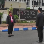 Bupati Jember Hendy Siswanto memakai pakaian adat saat menjadi Inspektur Upacara Peringatan Hari Jadi ke-77 Provinsi Jatim.