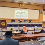 DPRD Gresik saat menggelar paripurna penetapan 4 usul prakarsa raperda. foto: SYUHUD/ BANGSAONLINE