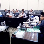 Anggota Komisi D DPRD Jawa Timur, Ahmad Hadinuddin dan Karimullah dan Dahrujiadi menerima pengaduan warga Pakuniran, Probolinggo.  foto: DIDI ROSADI/ BANGSAONLINE