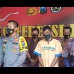 Kapolres Tuban, AKBP Ruruh Wicaksono saat menggelar konferensi pers berikut pelaku NK di mapolres setempat, Jum’at (30/10).