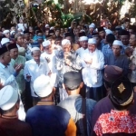 Tampak KH. Fadlurrahman Zaini saat memimpin do