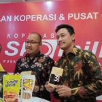 Dari kiri: Ketua Koperasi Skomill Viki Yossida, Pengawas Koperasi Skomill Lucky Hasmoro, dan Tim Skomill saat meresmikan Kantor Koperasi Skomill. (foto: ist)