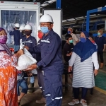 Wisma Tenang Jaya (WTJ) saat melakukan pembagian sembako.