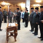 Bupati Gresik Sambari Halim Radianto saat mengambil sumpah jabatan enam pejabat. foto: syuhud/ bangsaonline