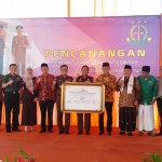 Kajati Jawa Timur Dr. Sunarta, Bupati Bangkalan R. Abdul Latif, dan Ketua DPRD Bangkalan saat foto bersama para kajari se-Madura.