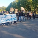 Para Mahasiswa Pecinta Alam Mahapala Unira serta Komunitas Pecinta Alam dan Penyuluh Kehutanan Swadaya Masyarakat (PKSM) Pamekasan saat orasi "bumi bebas sampah" di area Arek Lancor.