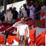 Pj Wali Kota Batu Aries Agung Paewai saat memimpin upacara