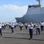 Prajurit dan anggota Koarmada II melakukan olahraga pagi di Dermaga Madura, Selasa pagi (31/3).