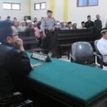 TEGANG – Kiai Masyrikan saat mendengarkan amar putusan yang dibacakan majelis hakim dalam sidang, Kamis (12/3) lalu. foto: agus/BangsaOnline.com