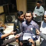 Perwakilan Ponpes Al-Azhar didampingi Lawyer Ony Ardiansyah usai lapor di Mapolres Gresik. Foto: SYUHUD A/BANGSAONLINE
