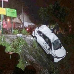 Minibus yang terjun ke sungai dari atas jembatan Kali Putih, Desa Sumberagung, Kecamatan Gandusari, Kabupaten Blitar.