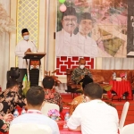 Wali Kota Pasuruan memberikan sambutan dalam Sarasehan Forum CSR (Corporate Social Responsibility) di Ruang Pertemuan Valencia Resto, Kamis (8/04).