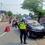 Petugas Satlantas Polres Kediri saat menghentikan kendaraan roda empat. (foto: ist)