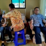 Kepala Kantor BPN Jombang, Tomi Jomaliawan (batik biru) saat donor darah.

