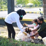 Ketua TP PKK Kota Kediri Ferry Silviana Abdullah Abu Bakar dan putri pertamanya saat ikut bersih-bersih sampah di kawasan GOR Jayabaya, Kota Kediri. (foto: Ist).