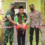 Kapolres Pasuruan AKBP Bayu Pratama Gubunagi bersama Wakil Bupati Pasuruan K.H. Mujib Imron dan Dandim 0819 Pasuruan Letkol Inf Nyarman saat meresmikan program jambanisasi di Kecamatan Rembang.