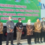 Gubernur Jawa Timur Khofifah Indar Parawansa bersama Kepala Perwakilan Bank Indonesia Jawa Timur Difi Ahmad Johansyah, Dirut PT Jatim Graha Utama Mirza Muttaqien serta dinas terkait, di Gedung Grahadi Surabaya, Selasa (27/4/21) sore.