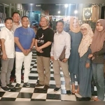 Wakil Ketua DPRD Ahmad Nurhamim foto bareng pelaku UMKM. foto: ist.