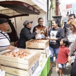 Penjabat (Pj) Wali Kota Batu Aries Agung Paewai (tengah) saat meninjau kegiatan Gerakan Pangan Murah di Desa Oro-Oro Ombo, Kota Batu, Jumat (15/3/2024). Foto: Prokopim Setda Kota Batu.