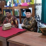 Kepala Kemenag Lamongan, Mukhlisin Mufa saat mengikuti pembacaan Al-Quran.