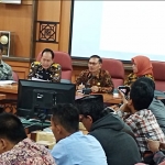 Kepala Inspektorat Gresik Edy Hadisiswoyo (dua dari kiri) didampingi para Asisten dan Kabag Humas saat memberikan keterangan pers. foto: SYUHUD/ BANGSAONLINE