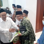 Kiai Asep secara simbolis memberikan bantuan sembako dan uang kepada masyarakat yang membutuhkan di 18 kecamatan saat acara bukber.