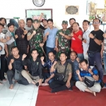 Komandan Kodim 0816 Sidoarjo Letkol Inf Muhamad Iswan Nusi bersama para wartawan se-Sidoarjo.