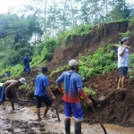 Dua kecamatan di Blitar terdampak tanah longsor akibat hujan deras yang mengguyur.