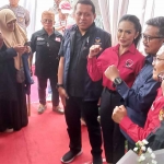 Krisdayanti bersama pasangannya Kresna Dewanata Phrosakh, saat mendaftar ke KPU Kota Batu.