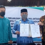 Direktur PDAM Tirta Taman Sari dan Kepala BPJS Ketenagakerjaan Madiun saat melaksanakan penandatanganan kerja sama dan disaksikan wali kota.