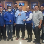 Eddy Santoso saat mendaftar sebagai calon Ketua Demokrat Gresik di Kantor DPD Jatim. foto: ist.