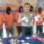 Kapolres Batu, AKBP Leonardus Simarmata didampingi Wakapolres Batu, Kompol Mudawaroh dan Kabag Humas Polres Batu, AKP Waluyo saat memamerkan barang bukti di Mapolres Kota Batu, Selasa (14/6).