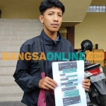 Fathul Qorib setelah membuat laporan di Mapolres Sampang. Foto: MUTAMMIM/BANGSAONLINE