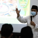 Gus Ipul, Wali Kota Pasuruan saat dialog interaktif di Pendopo Kecamatan Purworejo, Selasa (16/3/2021) malam. (foto: ARDIANZAH/BANGSAONLINE)