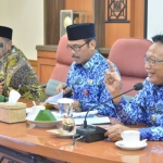 Dari kanan, Bupati Sambari, Wabup Qosim, dan Ketua DPRD Fandi Akhmad Yani dalam suatu rapat. foto: SYUHUD/ BANGSAONLINE