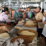 Ketua Bawaslu Kota Kediri, saat melakukan sosialisasi kepada para pedagang di Pasar Setono Betek. 