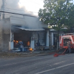 Proses pemadaman kebakaran ruko di Sampang. Foto: MUTAMMIM/ BANGSAONLINE
