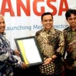 Bupati Anas saat menerima penghargaan sebagai tokoh publik Karya Inspirasional 2016.