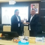 Direktur Poltekpel Surabaya Capt. Heru Susanto, M.M. menyerahkan cinderamata kepada Anggota Komisi V DPR RI Syafiuddin, Kamis (12/3/2020).