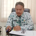 Kepala Disdukcapil Tuban Rohman Ubaid saat di ruang kerjanya.