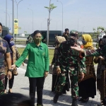 Kasad bersama rombongan saat memasuki rest area tol Ngawi. (foto: ist).