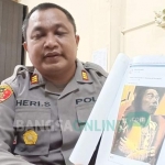 Kasatreskrim Polres Blitar Kota AKP Heri Sugiono menunjukkan postingan akun facebook atas nama "Aida Konveksi" yang dianggap menghina lambang negara. foto: AKINA/ BANGSAONLINE