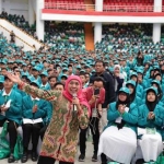 Gubernur Jawa Timur Khofifah Indar Parawansa ceria di tengah-tengah mahasiswa Unisma Malang Jawa Timur, Senin (2/9/2019). foto: istimewa/ bangsaonline.com