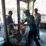 Satgas TMMD Malang Selatan bersama warga masyarakat saat menggarap RTLH milik Painem.