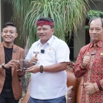 Bupati Nganjuk Marhaen Djumadi (tengah) menerima cenderamata dari Revol Afkar didampingi Kepala Dinas Pertanian Muslim Harsoyo (kanan). Foto: BANGSAONLINE