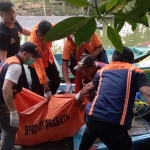 Proses evakuasi korban pemancing yang tewas