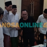 Eko Kunthadi saat meminta maaf kepada Gus Rifqil Muslim, suami Ning Imaz Fatimatuz Zahra. Foto: MUJI HARJITA/BANGSAONLINE