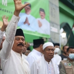 Wakil Bupati Pamekasan RB Fattah Jasin saat menyapa para jemaah haji.